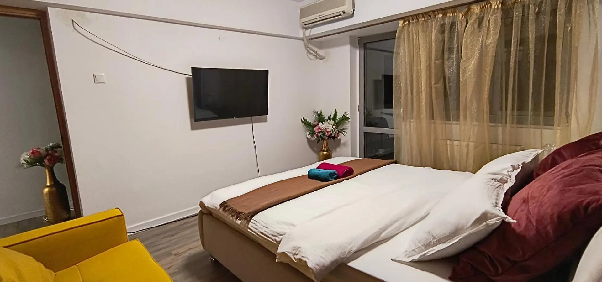 Old Town Central Apartment With 4 Private Bedrooms For Up To 14 People Bukareszt