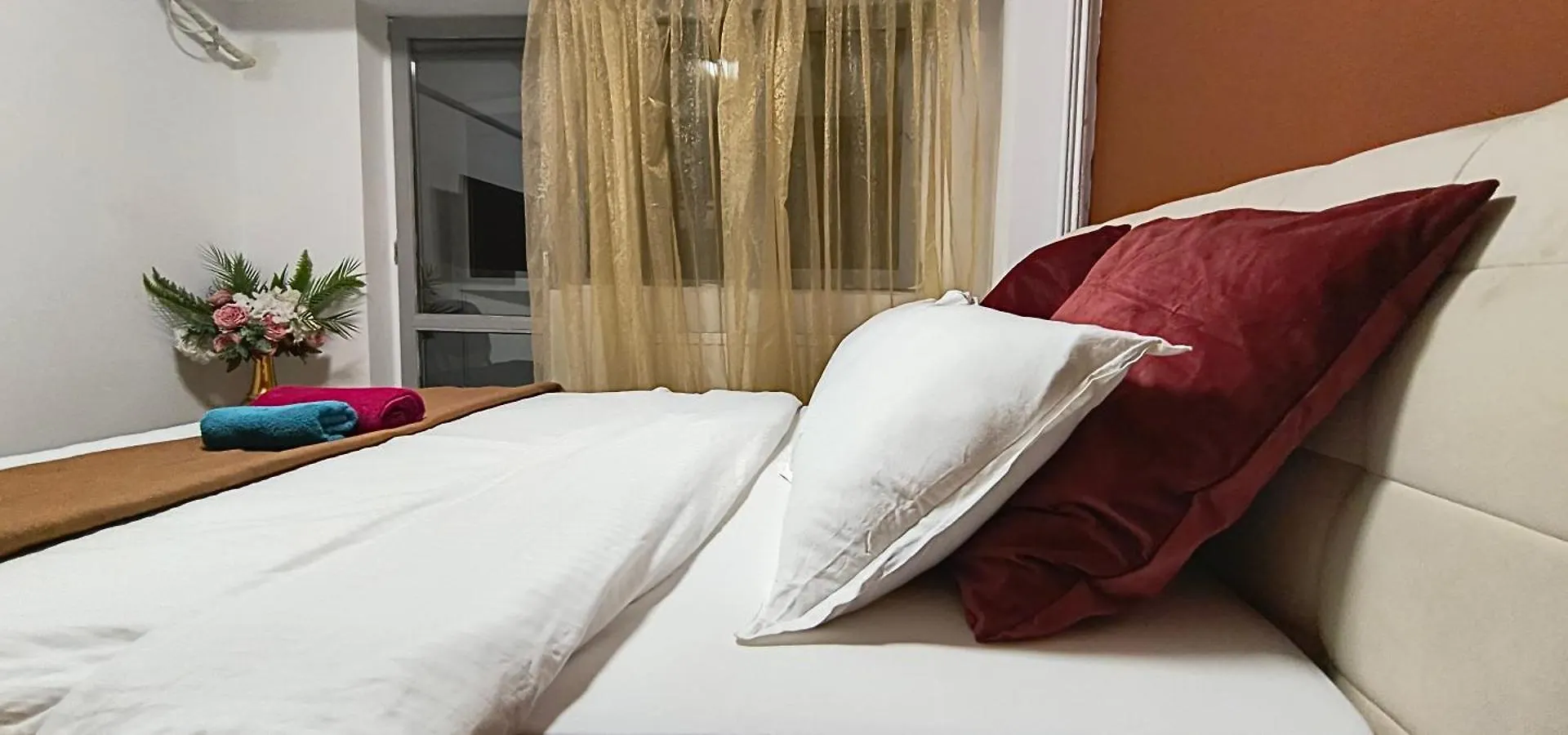Old Town Central Apartment With 4 Private Bedrooms For Up To 14 People Bukareszt