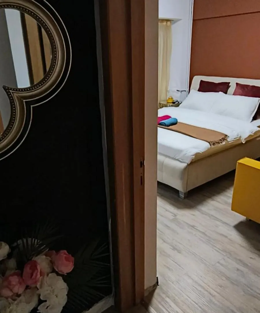 Old Town Central Apartment With 4 Private Bedrooms For Up To 14 People Bucharest Romania