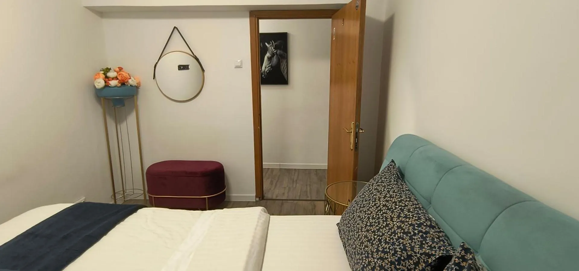 Old Town Central Apartment With 4 Private Bedrooms For Up To 14 People Bucharest Romania