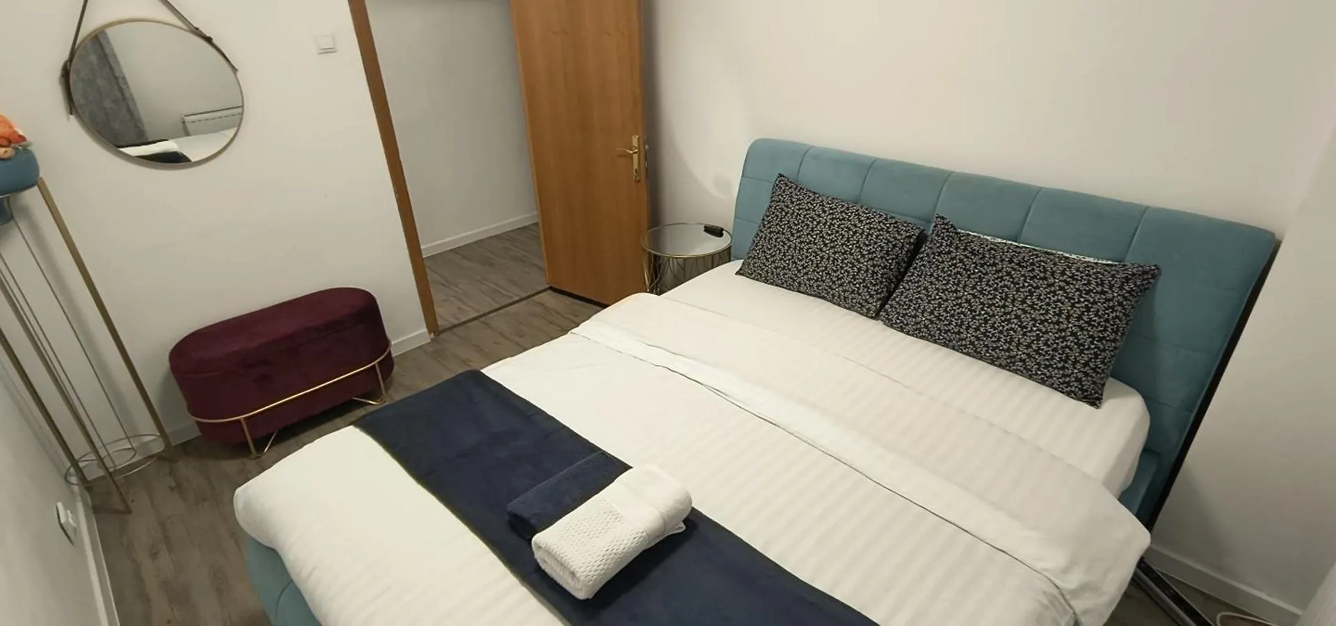 Old Town Central Apartment With 4 Private Bedrooms For Up To 14 People Bucharest